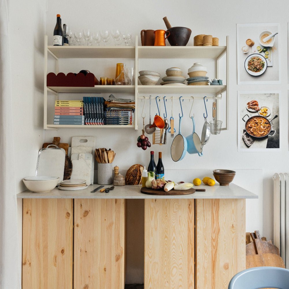 Vägghylla med klädstång