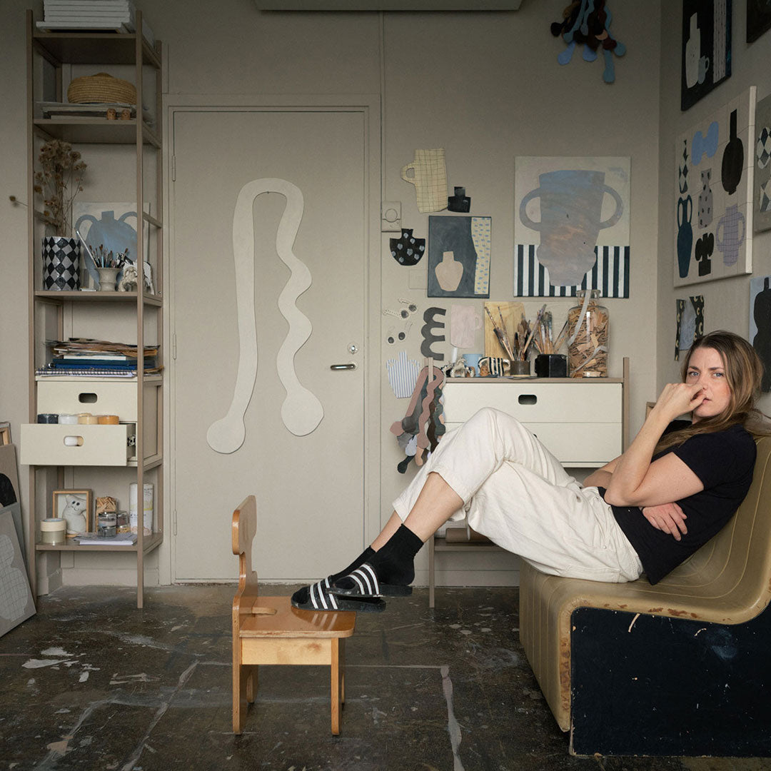 kamel och off-white hyllor med lådhurtsar