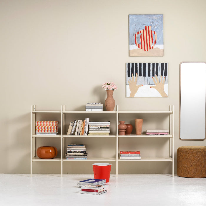 spegel i kamel bredvid vit hylla