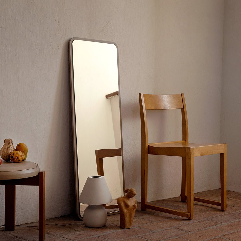 spegel i kamel i vardagsrum