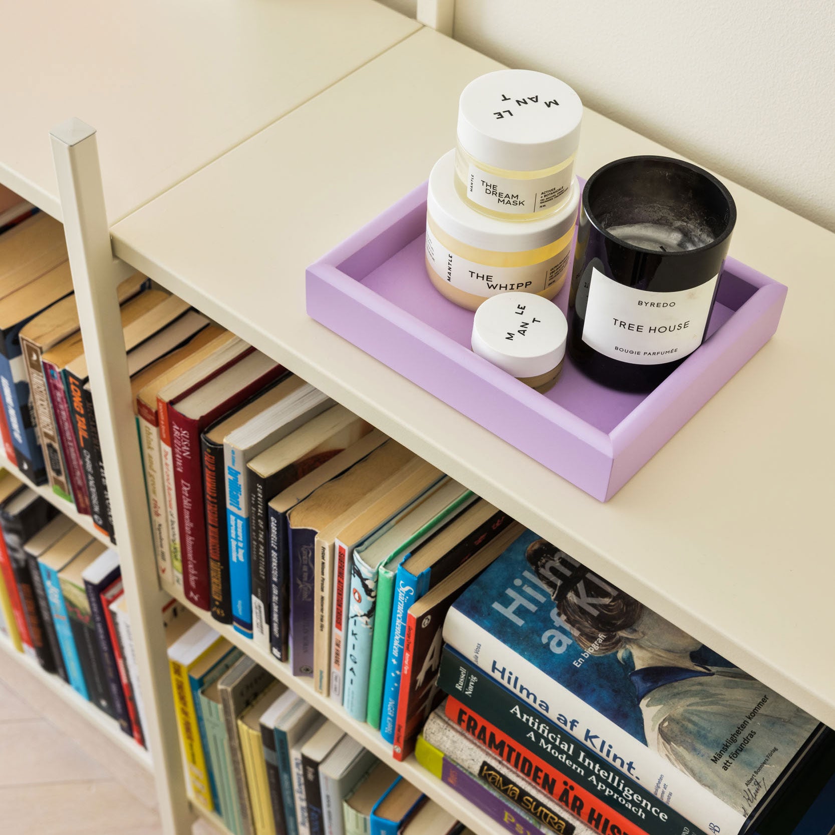 hylla med hyllplan i off-white