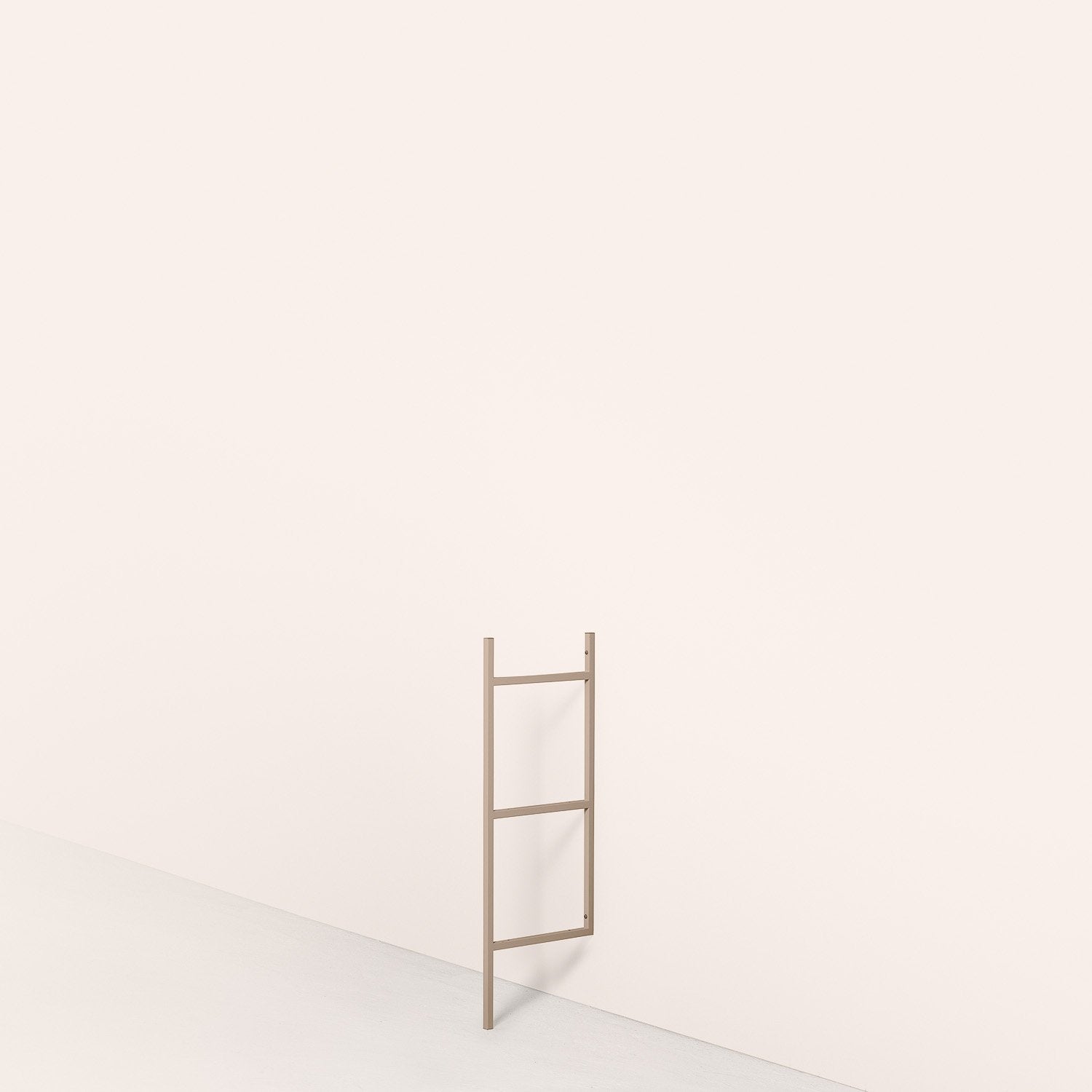 hyllgavel i färgen kamel 101cm