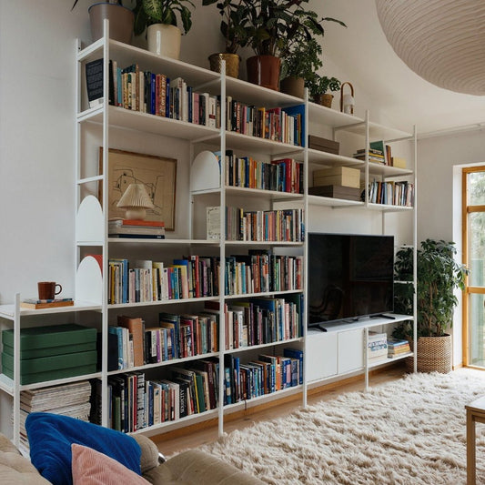 vit tv hylla med förvaring och böcker