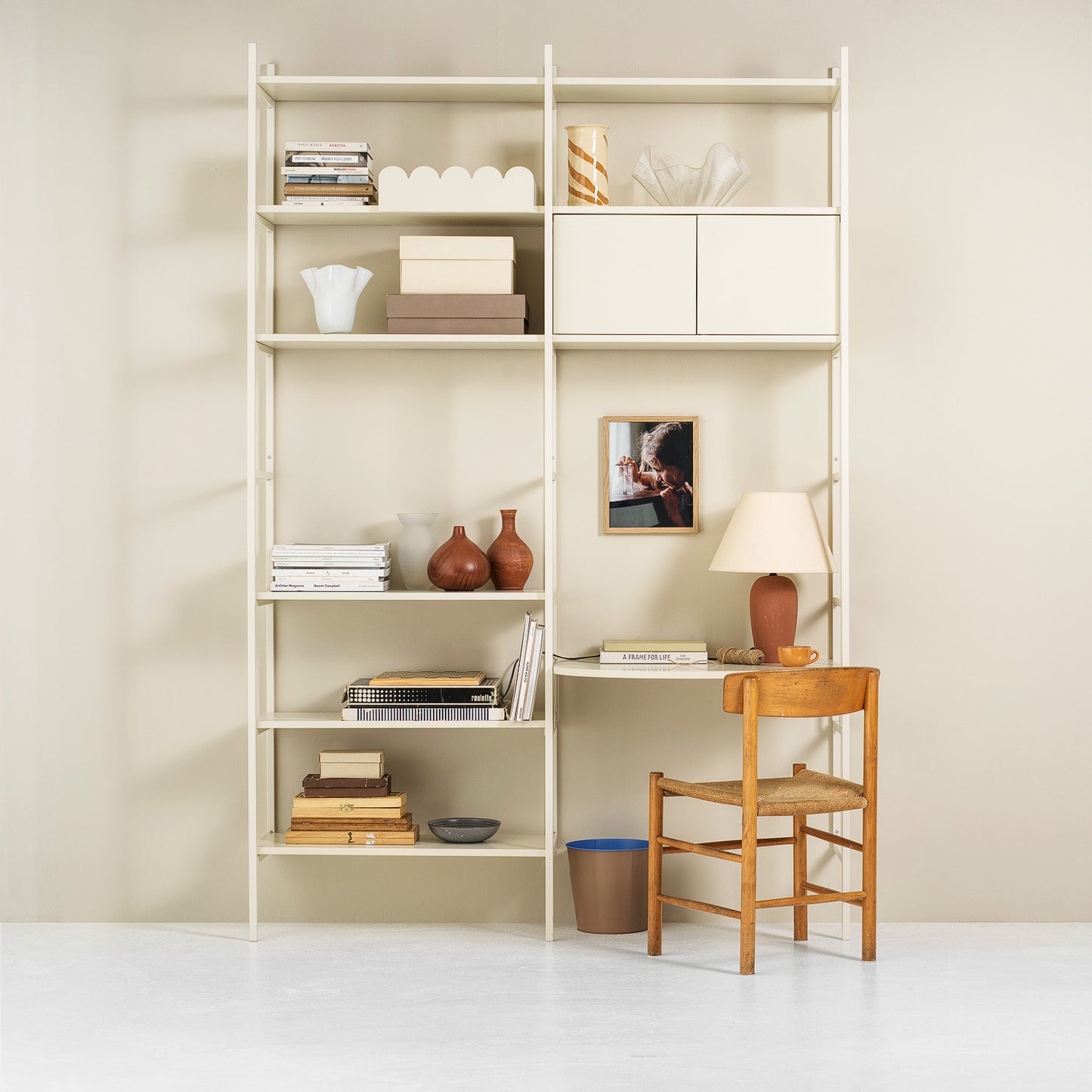 skrivbordshylla i off white med runt skrivbord 